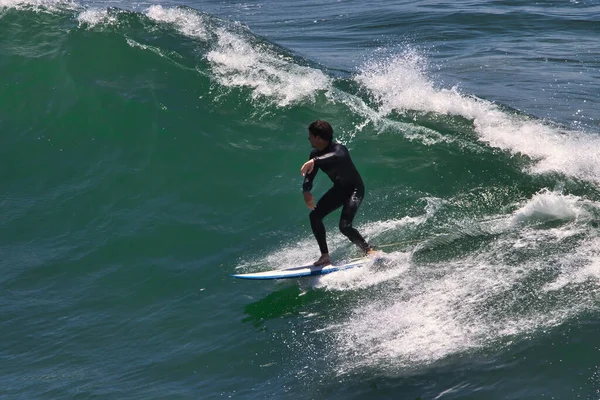 Surfing Big Summer Waves Στο Big Dume Καλιφόρνια — Φωτογραφία Αρχείου