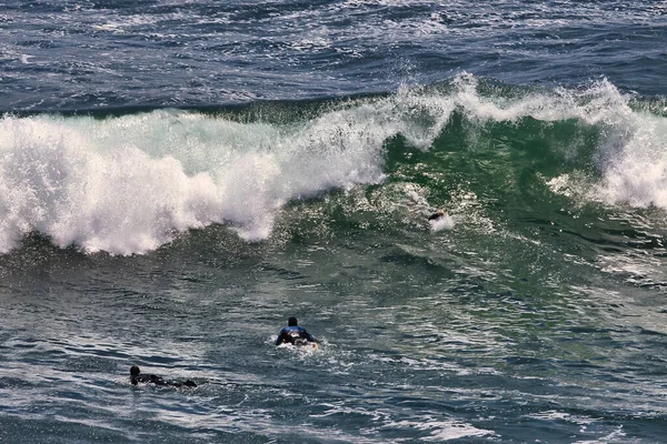 Surfing Big Summer Waves Στο Big Dume Καλιφόρνια — Φωτογραφία Αρχείου