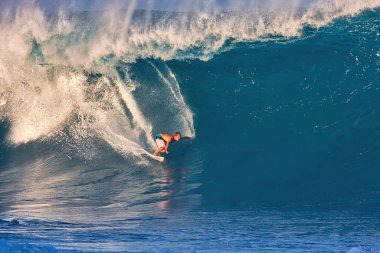 Oahu Hawaii 'nin kuzey kıyısındaki Boru Hattı' nda dev dalgalarda sörf yapmak