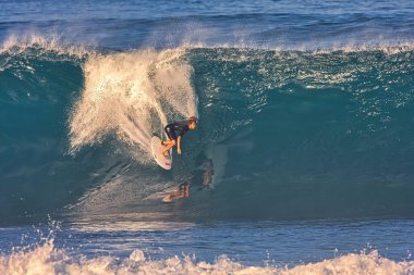 Oahu Hawaii 'nin kuzey kıyısındaki Boru Hattı' nda dev dalgalarda sörf yapmak