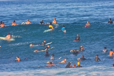 Oahu Hawaii 'nin kuzey kıyısındaki Boru Hattı' nda dev dalgalarda sörf yapmak
