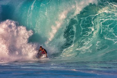 Oahu Hawaii 'nin kuzey kıyısındaki Boru Hattı' nda dev dalgalarda sörf yapmak