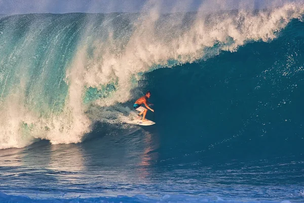 Surfeando Olas Gigantes Pipeline Orilla Norte Oahu Hawaii — Foto de Stock