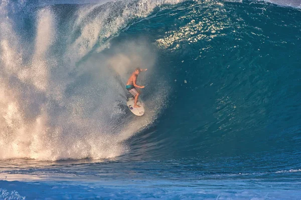 Surfeando Olas Gigantes Pipeline Orilla Norte Oahu Hawaii — Foto de Stock