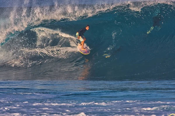 Surfing Gigantyczne Fale Rurociągu Północnym Brzegu Oahu Hawaje — Zdjęcie stockowe