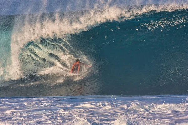 在夏威夷瓦胡岛北岸的管道处冲浪的巨浪 — 图库照片