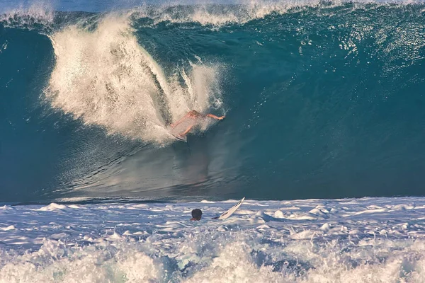 Surfeando Olas Gigantes Pipeline Orilla Norte Oahu Hawaii —  Fotos de Stock