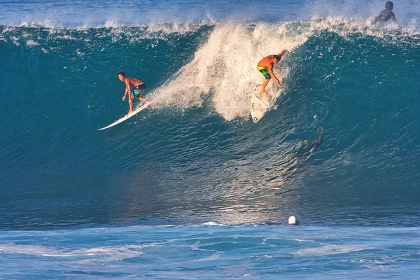 Surfeando Olas Gigantes Pipeline Orilla Norte Oahu Hawaii — Foto de Stock