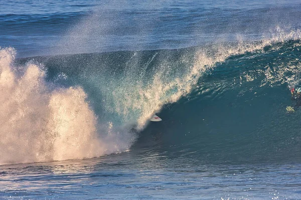 Surfeando Olas Gigantes Pipeline Orilla Norte Oahu Hawaii —  Fotos de Stock