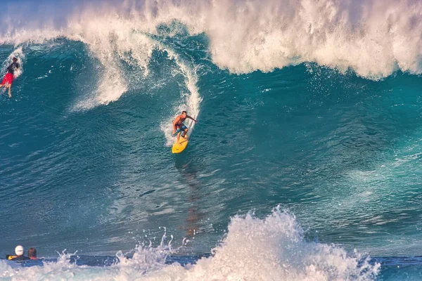 Surfeando Olas Gigantes Pipeline Orilla Norte Oahu Hawaii —  Fotos de Stock