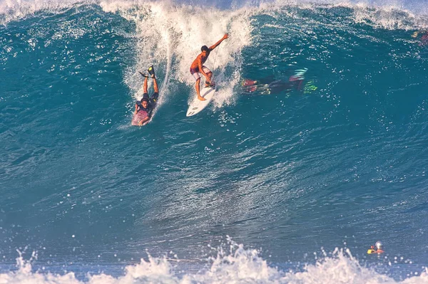 Surfeando Olas Gigantes Pipeline Orilla Norte Oahu Hawaii —  Fotos de Stock