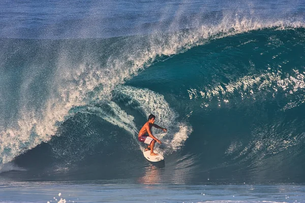 Surfing Gigantyczne Fale Rurociągu Północnym Brzegu Oahu Hawaje — Zdjęcie stockowe