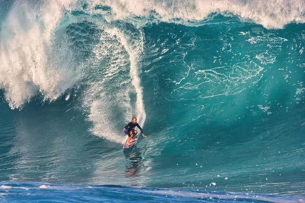 Surfeando Olas Gigantes Pipeline Orilla Norte Oahu Hawaii — Foto de Stock