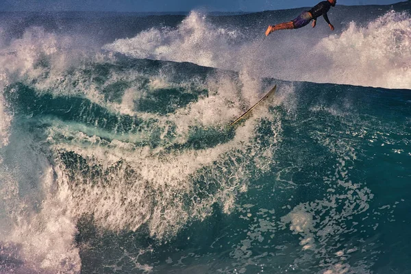 オアフ島の北岸のパイプラインで巨大な波をサーフィンハワイ — ストック写真