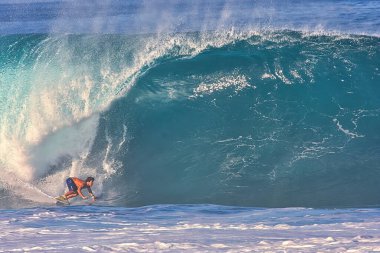 Oahu Hawaii 'nin kuzey kıyısındaki Boru Hattı' nda dev dalgalarda sörf yapmak