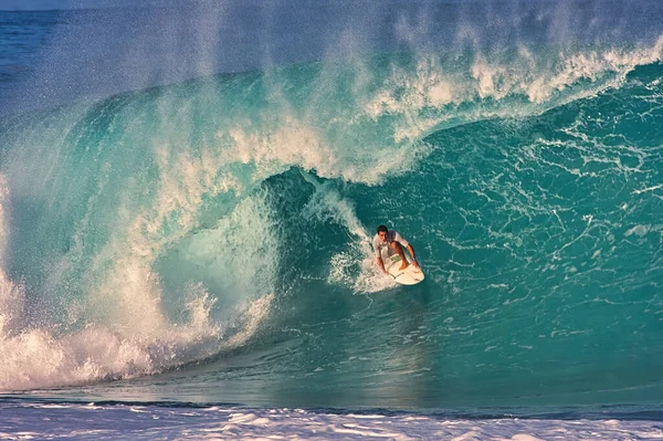 Surfing Gigantyczne Fale Rurociągu Północnym Brzegu Oahu Hawaje — Zdjęcie stockowe