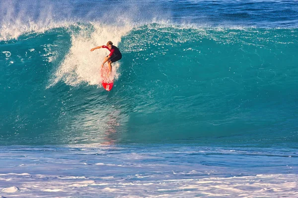 Surfeando Olas Gigantes Pipeline Orilla Norte Oahu Hawaii — Foto de Stock