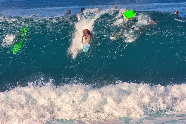 Surfando Ondas Gigantes Pipeline Costa Norte Oahu Havaí — Fotografia de Stock