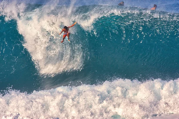 Surfeando Olas Gigantes Pipeline Orilla Norte Oahu Hawaii —  Fotos de Stock