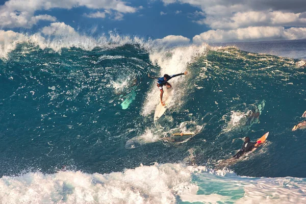 在夏威夷瓦胡岛北岸的管道处冲浪的巨浪 — 图库照片