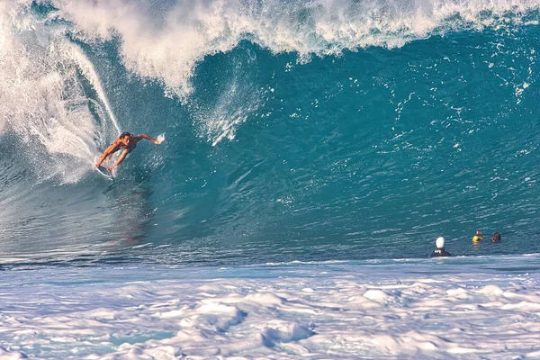 Surfeando Olas Gigantes Pipeline Orilla Norte Oahu Hawaii —  Fotos de Stock