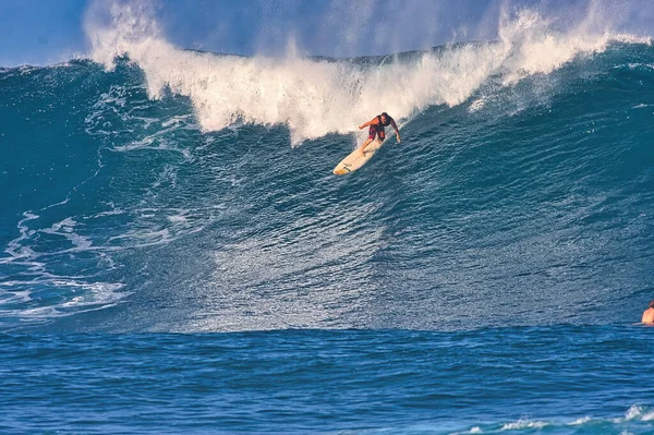 Oahu Hawaii 'nin kuzey kıyısındaki Boru Hattı' nda dev dalgalarda sörf yapmak
