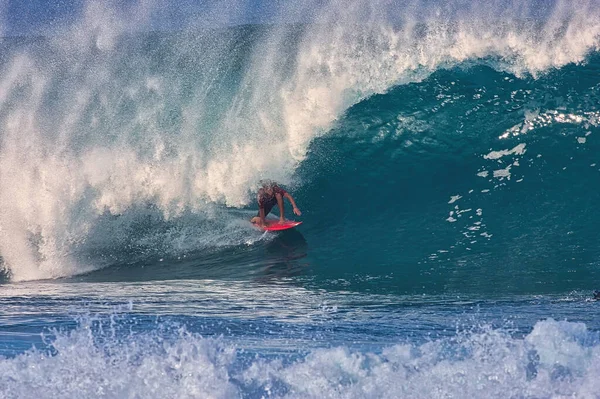 Surfeando Olas Gigantes Pipeline Orilla Norte Oahu Hawaii — Foto de Stock