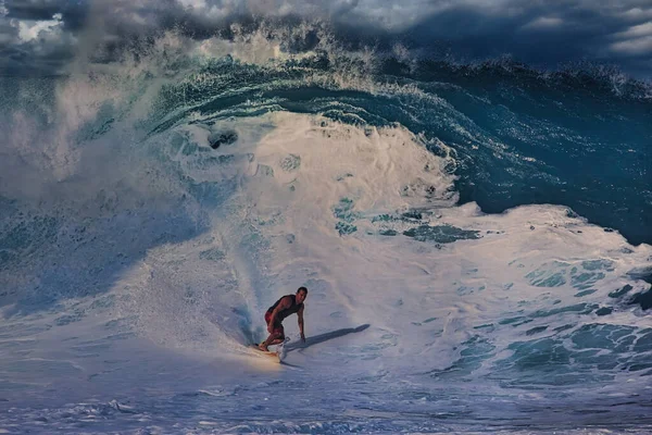 Surfeando Olas Gigantes Pipeline Orilla Norte Oahu Hawaii —  Fotos de Stock