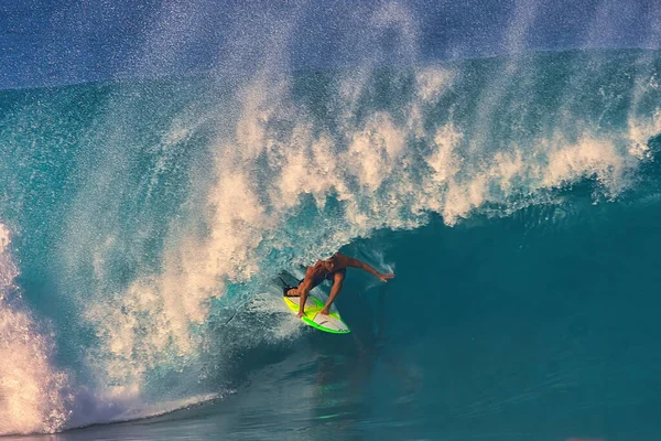 Surfeando Olas Gigantes Pipeline Orilla Norte Oahu Hawaii — Foto de Stock