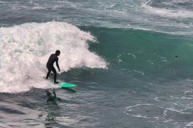 Sisli bir günde Big Sur 'da Sand Dollar Plajı' nda yürüyüş ve sörf.