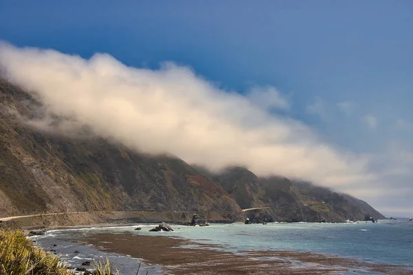 Turistika Surfování Písečné Pláži Big Sur Mlhavého Dne — Stock fotografie