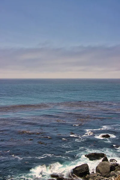 Turistika Surfování Písečné Pláži Big Sur Mlhavého Dne — Stock fotografie