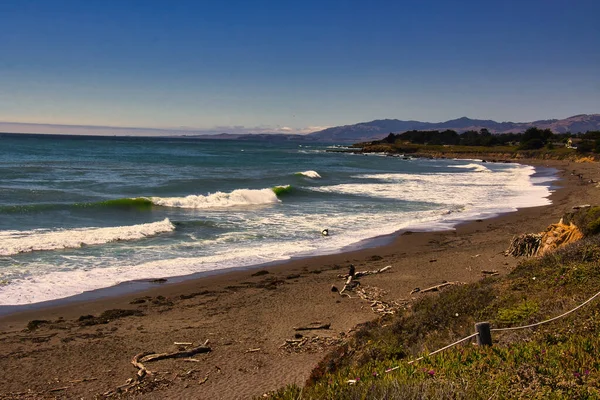 探索加州坎布里亚州Moonstone海滩的海岸线 — 图库照片