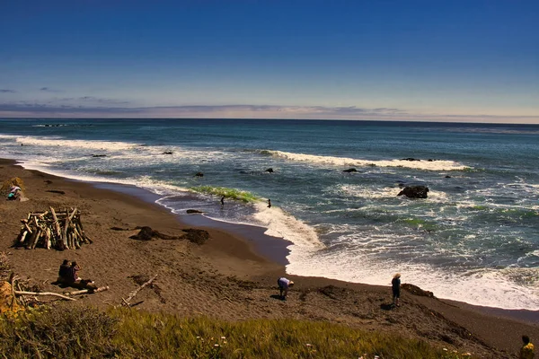 캘리포니아의 캄브리아에 문스톤 해변에서 해안선을 답사하는 — 스톡 사진