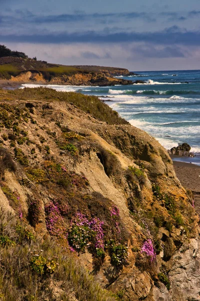 カンブリア州のムーンストーンビーチで海岸線を探索する California — ストック写真