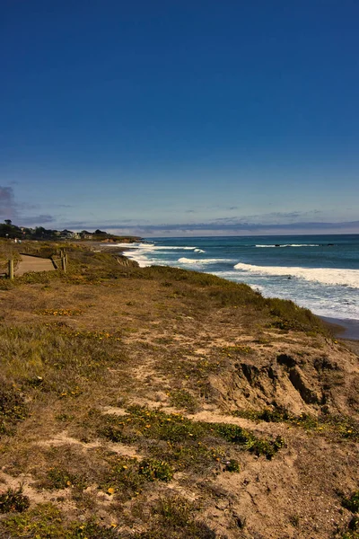 Изучение Береговой Линии Пляже Лунный Камень Cambria California — стоковое фото
