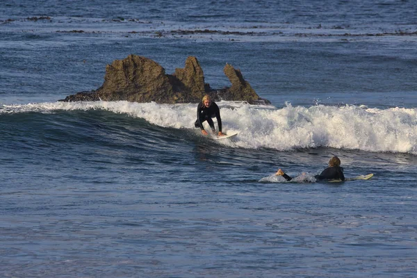 Surfing Stora Sommarvågor Leo Carrillo State Beach Kalifornien 2021 — Stockfoto