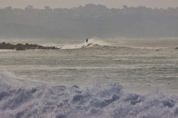 Серфинг Больших Летних Волнах Калифорнийском Пляже Лео Каррилло — стоковое фото