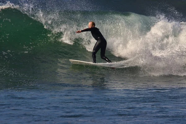 Leo Carrillo Eyalet Plajı Nda Büyük Yaz Dalgalarında Sörf — Stok fotoğraf