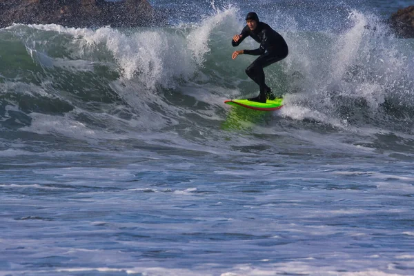 Surfing Μεγάλα Κύματα Του Καλοκαιριού Στο Leo Carrillo State Beach — Φωτογραφία Αρχείου