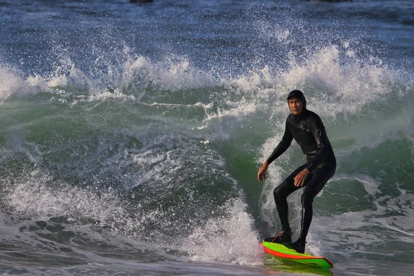 カリロ州立ビーチで大きな夏の波をサーフィンカリフォルニア07 2021 — ストック写真
