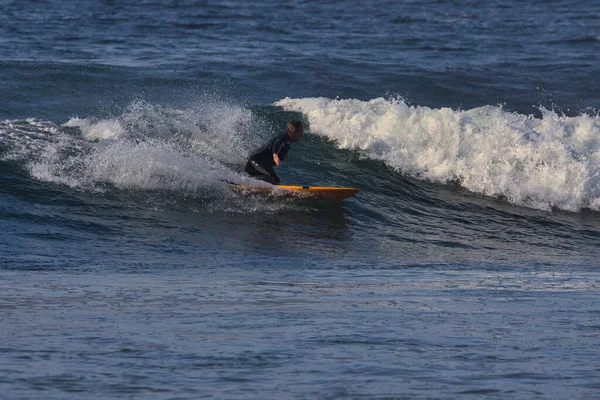 Серфинг Больших Летних Волнах Пляже Leo Carrillo State Beach Калифорнии — стоковое фото