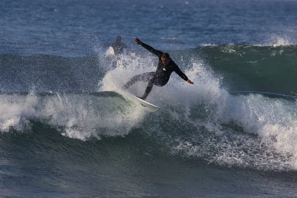 Surfing Μεγάλα Κύματα Του Καλοκαιριού Στο Leo Carrillo State Beach — Φωτογραφία Αρχείου