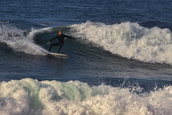 Surfer Sur Les Grandes Vagues Estivales Leo Carrillo State Beach — Photo