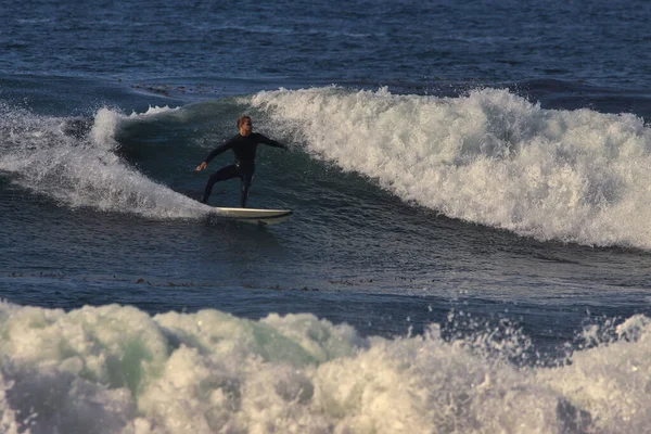 Surfing Μεγάλα Κύματα Του Καλοκαιριού Στο Leo Carrillo State Beach — Φωτογραφία Αρχείου