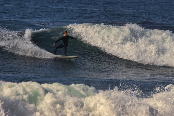 Surfing Stora Sommarvågor Leo Carrillo State Beach Kalifornien 2021 — Stockfoto