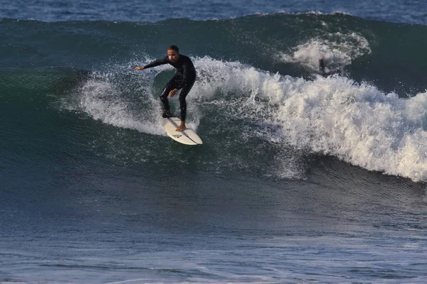 Серфинг Больших Летних Волнах Пляже Leo Carrillo State Beach Калифорнии — стоковое фото