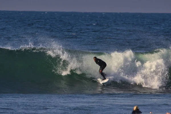 Surfing Μεγάλα Κύματα Του Καλοκαιριού Στο Leo Carrillo State Beach — Φωτογραφία Αρχείου