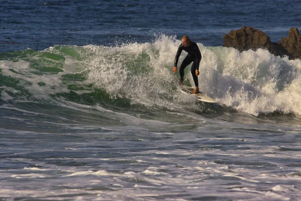 Surfing Stora Sommarvågor Leo Carrillo State Beach Kalifornien 2021 — Stockfoto