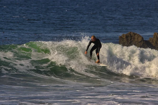 Surfing Μεγάλα Κύματα Του Καλοκαιριού Στο Leo Carrillo State Beach — Φωτογραφία Αρχείου